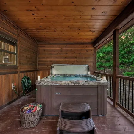 Family Retreat, 3 King Suites, Wine, Playground, Hot Tub, Fire Pit, Private!