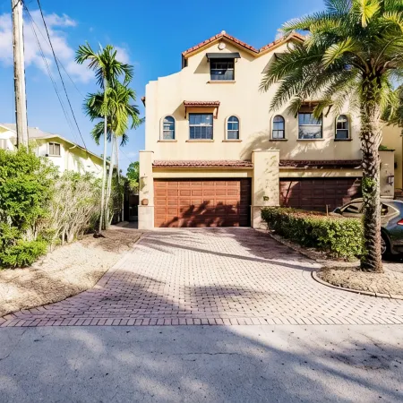 Spacious townhouse in downtown with rooftop terrace, heated pool, and king bed
