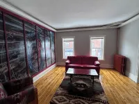 Fun 2-bedroom downtown 2nd floor loft style apartment with WiFi and theater room -  Privatzimmer