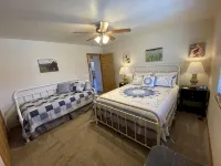 Quiet, comfortable, and central Cody location! Sleeps up to 5. - Bungalows