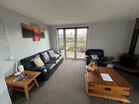 Hui Hui House-Family Friendly Holiday Home- the Gate Way to Milford & Fiordland. - 2-Star