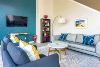 NEW Contemporary Downtown Loft Walk Everywhere