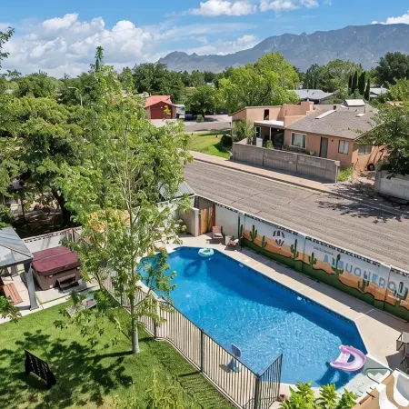 Luxury Amenity Paradise! Sleeps 18 - Pool, Hot Tub, Game Room, Golf, Fire Pit!