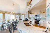 Semi Oceanfront 5 bedroom dog friendly cottage 10 feet to beach access - Homestays