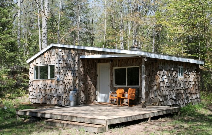 The Bungalow. Cedar shake cabin near Mount Bohemia, boat launch, beach. Private