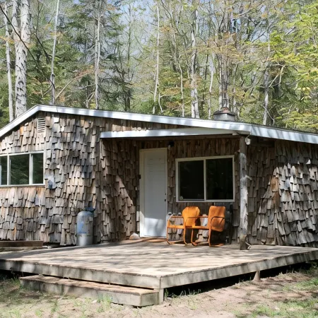 The Bungalow. Cedar shake cabin near Mount Bohemia, boat launch, beach. Private