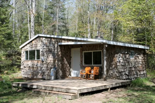 The Bungalow. Cedar shake cabin near Mount Bohemia, boat launch, beach. Private