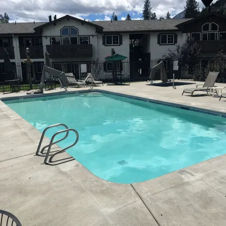 Icicle Village Resort Luxury Condo, Jacuzzi Bath. 1/2 mile from down town.