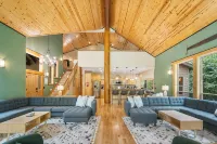 4000sqft, 1-acre Custom Cabin Retreat w Game Room, Hot Tub & Sauna @Mt Hood - 4-Star