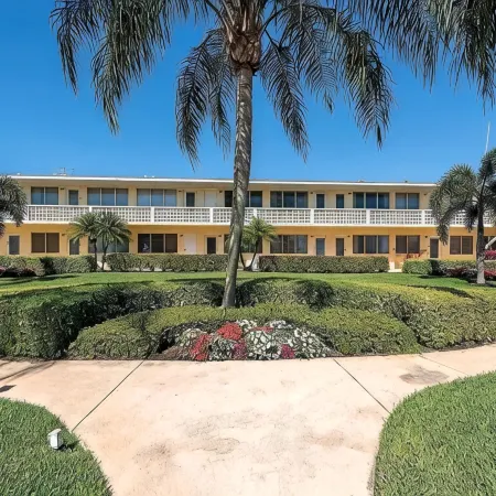 Downtown Old Naples 2 Bed - One block from 3rd Street & 4 blocks to the Beach