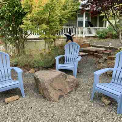 Charming and spacious 2-story home with amazing views of the Columbia River. Hotel Exterior