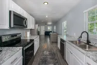 Cheerful 3 bedroom house near downtown and close to hospitals