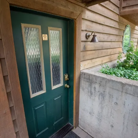 Walk to Downtown! 2-bedroom with mountain views