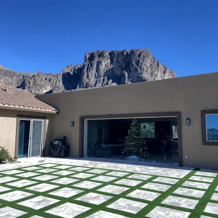 Beautiful oasis with 40' negative edge pool, swim up bar, hiking in Super. Mtns.