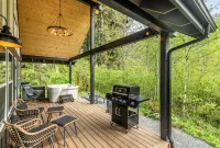 Cozy cabin retreat w/hot tub less than 5 mi to Mt Rainier NP - 샬레 호텔