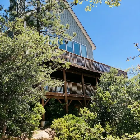 Modern 6 bedroom retreat, stunning lake views, close to village!