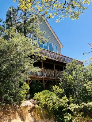 Modern 6 bedroom retreat, stunning lake views, close to village!