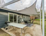 Cheerful 3 BR 1.5 BA Home in Great Neighborhood! Recently Renovated! - Wifi