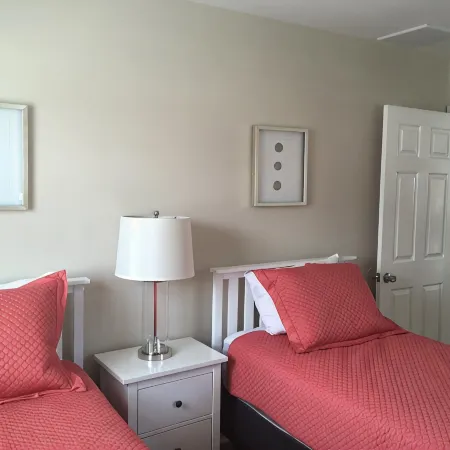 4 Short Blocks to the Beach! Beautiful Sunny Home - Deck & Covered Patio