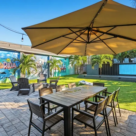 5⭐ 6BD/4BA ~ Steps to Beach Shipping Container Pool w ~ Game Rm ~Summer Kitchen