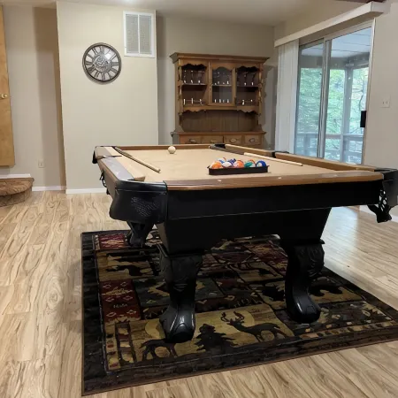 Gorgeous 3 bedroom cabin with Garage parking and Tesla supercharger close by