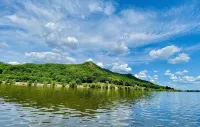The BRD Nest Mississippi River views backdropped by majestic Minnesota bluffs - Homestays