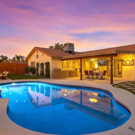 Fire Pit & Hot Tub Near Tempe Attractions