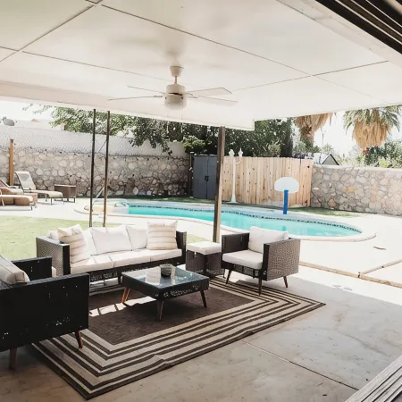 Comfy Casita, centrally located, pool, game room, sleeps 10!