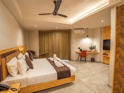 Aura Inn & Suites