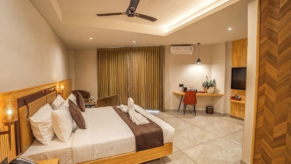 Aura Inn & Suites