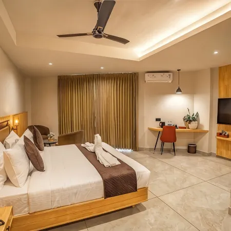 Aura Inn & Suites