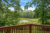 Our pondside cabin - a charming retreat with modern amenities near Wachusett Mtn