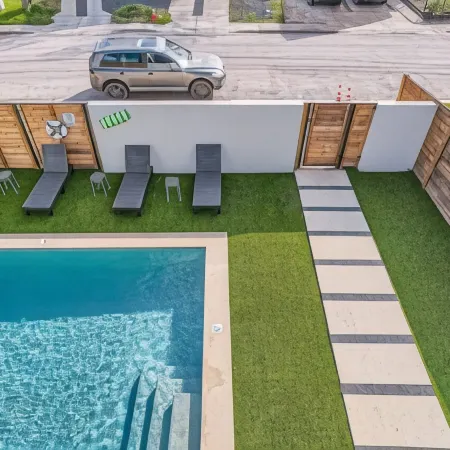 Dip into the 512 Experience! 6 Bdrms W/Pool Mins to DT