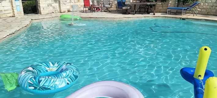 Large Mediterranean pool, river, basketball, sleeps 26, 8 bedrooms Hotels in Guadalupe County