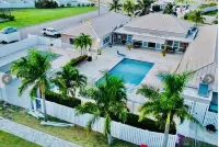 Grand 180° Sea View OceanPointe - piscina