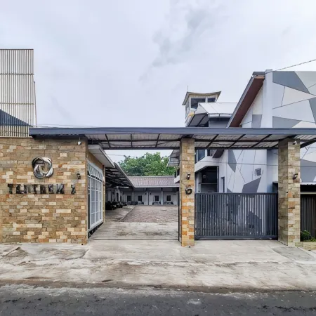 Urbanview Hotel Tentrem 2 near Alun-Alun Blora