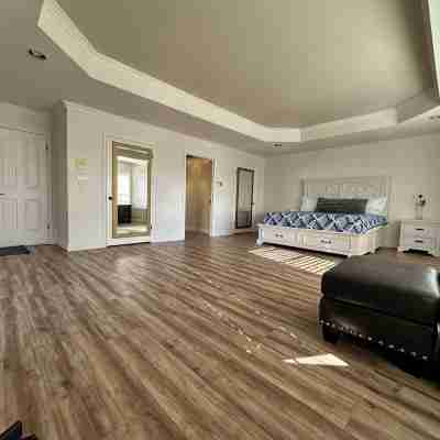 Spacious 4300 sq ft Bay Escape – On Golf Course & Near to Beach and Trials Rooms