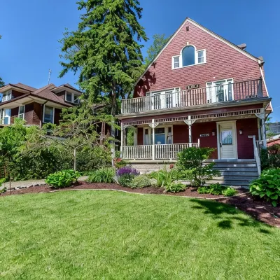 Redwood Bed and Breakfast Các khách sạn gần Tòa nhà Clifton Hill