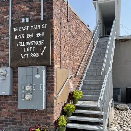 HISTORIC 1890s Rexburg Loft - 2 Q, 1 K Laundry, 2 blocks to BYUI, Clean & Fun!