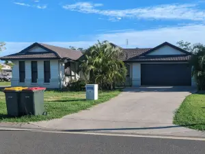 Christa's 4Bedroom Entire Private House Gladstone City