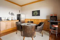 Private 3,100 Sq Ft Wolf Laurel Lodge w/ Epic Views, Skiing & at Trail Access - Wifi