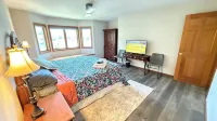 Luxury 5-Br Lakefront - Newly Renovated in 2026 - Private Hot Tub