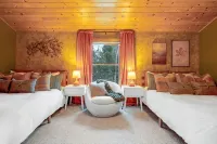 Wellness Retreat ~Hot Tub ~Sauna ~Yoga ~Theater ~Firepit ~15Min to Sunday River - Chalets