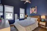 Unique renovated townhouse with private backyard - บังกะโล