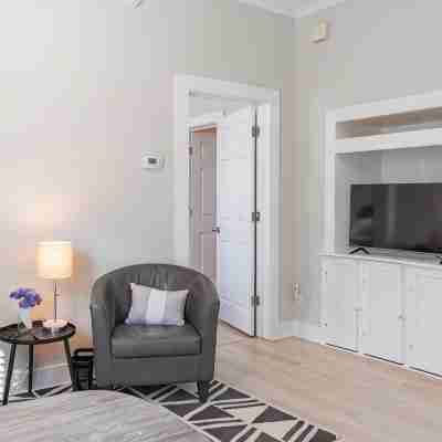 Cute & Compact 1BR - Easy Walk to Town Others