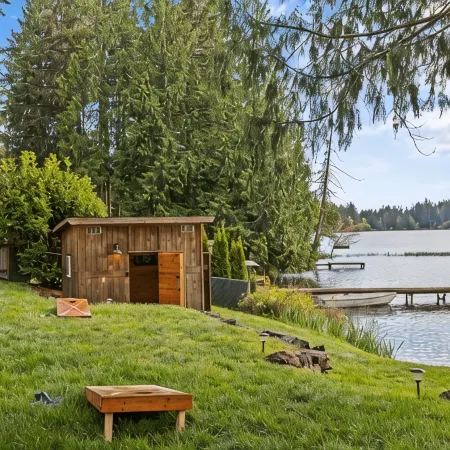Woodsy Lakefront Cabin - Hot Tub, Kayak, Fire Pit - Family & Romantic Getaways