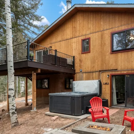 Bear Paw Haven-nestled in the trees. Pet & family friendly. HOT TUB, Free WiFi