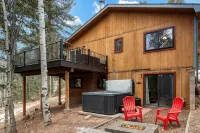 Bear Paw Haven-nestled in the trees. Pet & family friendly. HOT TUB, Free WiFi