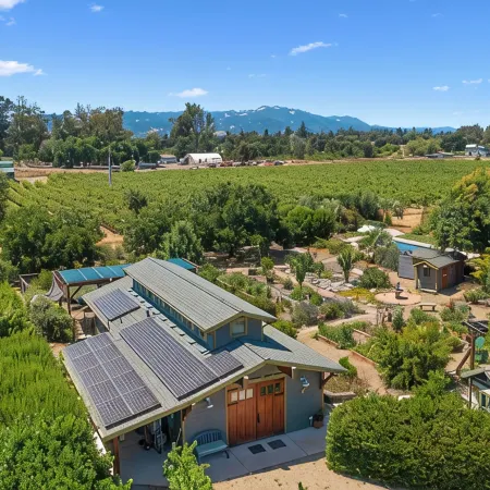 1-bedroom vacation guest cottage minutes from the famous Sonoma square