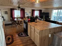 Charming 3-bedroom cabin with WiFi, AC in lovely Upper Turtle Lake.